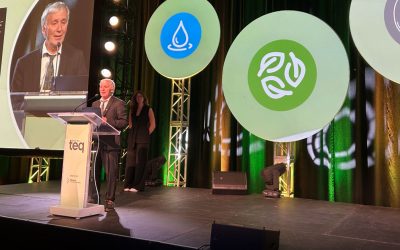 Jean Paquin receives the Member of the Year Distinction Award from Réseau Environnement